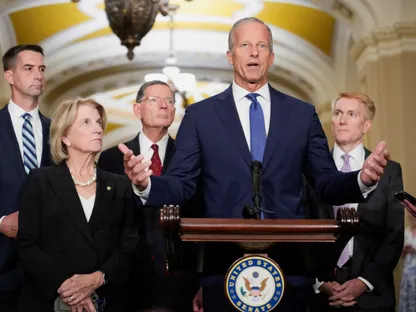 زعيم الجمهوريين بمجلس الشيوخ يشكك في تنفيذ تهديد ترمب بالانسحاب من الناتو