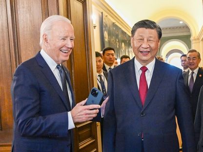 الرئيس الأميركي جو بايدن يعرض على نظيره الصيني شي جين بينج صورة قديمة له في الولايات المتحدة على هاتفه بعد قمة استمرت 4 ساعات، وودسايد، كاليفورنيا، الولايات المتحدة. 15 نوفمبر 2023 - facebook.com/spoxwangwenbin