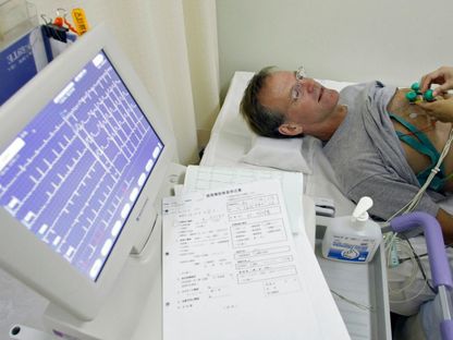 مريض يعاني من سكتة دماغية يخضع لاختبار مخطط كهربائية القلب في مستشفى جامعة جونتيندو بالعاصمة اليابانية طوكيو - 18 سبتمبر 2007. - REUTERS