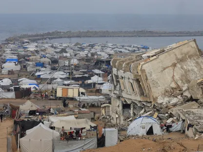 خيام للفلسطينيين على طول الساحل خلال يوم ممطر بمدينة غزة. 14 نوفمبر 2025 - REUTERS