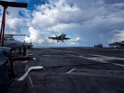مقاتلة أميركية من طراز F/A-18F Super Hornet تهبط على سطح حاملة الطائرات USS Abraham Lincoln في المحيط الهادئ. 10 أغسطس 2024 - REUTERS