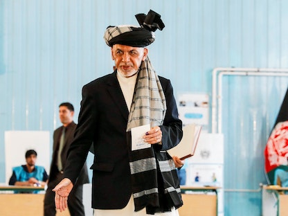الرئيس الأفغاني أشرف غني يدلي بصوته في أحد مراكز الاقتراع بالعاصمة كابول خلال الانتخابات الرئاسية - 28 سبتمبر 2019  - REUTERS