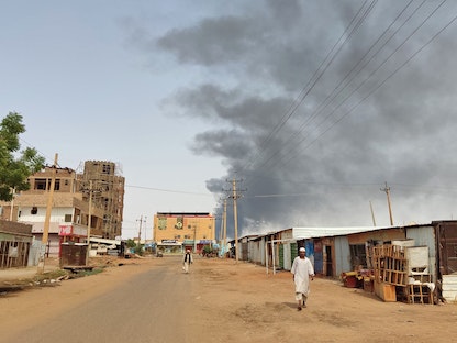 دخان يتصاعد في جنوب العاصمة السودانية الخرطوم إثر استئناف إطلاق النار بين الجيش وقوات الدعم السريع بعد انتهاء مهلة وقف إطلاق النار لمدة 24 ساعة. 12 يونيو 2023 - AFP