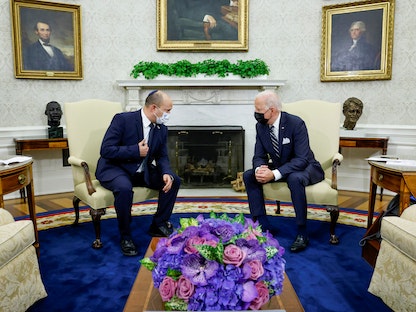الرئيس الأمريكي جو بايدن ورئيس الوزراء الإسرائيلي نفتالي بينيت يتحدثان خلال اجتماع في المكتب البيضاوي بالبيت الأبيض - واشنطن - 27 أغسطس 2021 - REUTERS