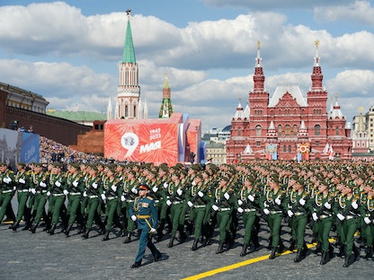 جنود روس يشاركون في عرض عسكري بمناسبة "يوم النصر" في الساحة الحمراء بوسط موسكو. 9 مايو 2023 - via REUTERS