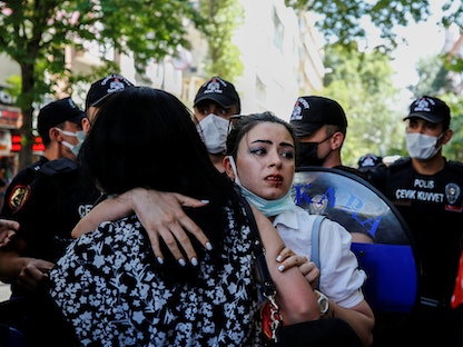 متظاهرات ضمن احتجاج على انسحاب تركيا من اتفاقية إسطنبول لمكافحة العنف ضد المرأة خلال مظاهرة سابقة في أنقرة - REUTERS