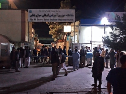 أقارب ضحايا انفجارات القنابل يتجمعون خارج مستشفى في مزار الشريف، أفغانستان. 25 مايو 2022. - AFP