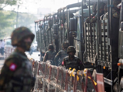 جنود يقفون بجوار مركبات عسكرية في يانغون ميانمار - 15 فبراير 2021 - REUTERS
