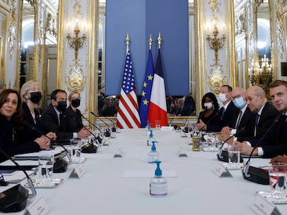 جانب من الاجتماع بين الرئيس الفرنسي إيمانويل ماكرون (يمين) ونائبة الرئيس الأميركي كامالا هاريس (يسار) مع مسؤولين من الجانبين، قصر الإليزيه، باريس - 10 نوفمبر 2021. - REUTERS