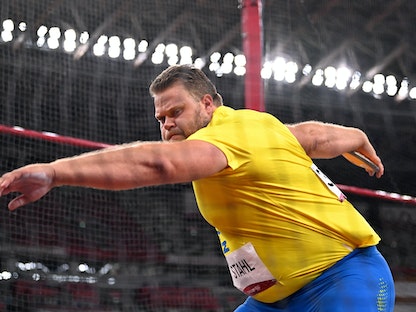السويدي دانييل ستول بطل العالم في رمي القرص خلال مشاركته في أولمبياد طوكيو 2020 - REUTERS