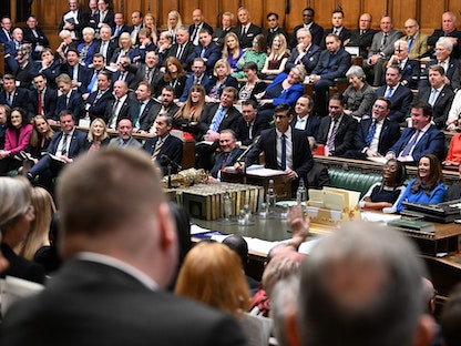رئيس الوزراء البريطاني ريشي سوناك يتحدث خلال جلسة الأسئلة الأسبوعية في مجلس العموم بالعاصمة البريطانية لندن. 25 يناير 2023 - AFP