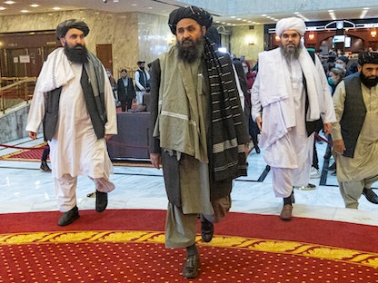 رئيس المكتب السياسي لحركة طالبان الملا عبد الغني بردار (وسط الصورة) - REUTERS