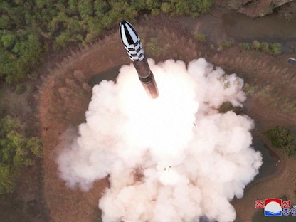 صورة لإطلاق تجريبي لصاروخ Hwasong-18 العابر للقارات ويعمل بالوقود الصلب نشرتها وكالة الأنباء المركزية الكورية الشمالية. 14 أبريل 2023.  - via REUTERS