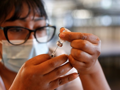 عاملة رعاية صحيةفي الأرجنتين تحضر جرعة من لقاح "سينوفارم" المضاد لفيروس كورونا - 10 يوليو 2021 - REUTERS