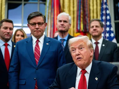 الرئيس الأميركي دونالد ترمب خلال توقيع حزمة تمويل الحكومة والتي أنهت إغلاقاً استمر 43 يوماً، المكتب البيضاوي، 12 نوفمبر 2025 - Bloomberg