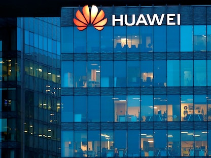 شعار شركة هواوي الصينية على مبنى في فرنسا. - REUTERS