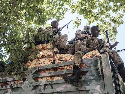 عناصر من القوات الخاصة في أمهرة يجلسون على رأس شاحنة في مدينة ألاماتا ، إثيوبيا - AFP