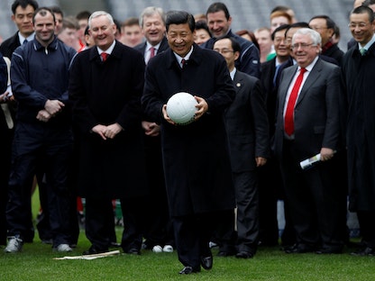 الرئيس الصيني شي جينبينغ، حين كان نائباً للرئيس، يحمل كرة قدم خلال زيارة إلى دبلن - 19 فبراير 2012 - REUTERS