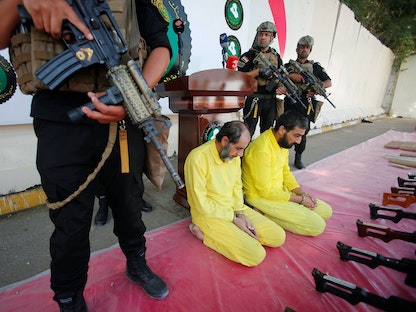 عنصران من تنظيم داعش في قبضة أجهزة الأمن العراقية بالعاصمة بغداد- 28 سبتمبر 2017 - REUTERS