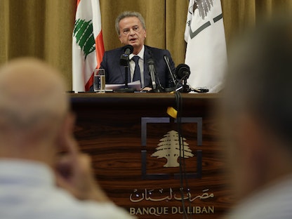 حاكم مصرف لبنان المركزي رياض سلامة خلال مؤتمر صحافي في العاصمة اللبنانية بيروت - 11 نوفمبر 2019 - AFP