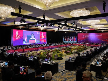 وزيرة الخارجية الإندونيسية ريتنو مارسودي (على الشاشة) خلال اجتماع وزراء خارجية مجموعة العشرين في نوسا دوا في منتجع جزيرة بالي الإندونيسية- 8 يوليو 2022 - AFP