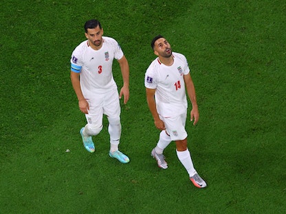 علامات الحزن على لاعبين بمنتخب إيران عقب الخسارة أمام أميركا والخروج من نهائيات كأس العالم 2022. 29 نوفمبر 2022 - REUTERS