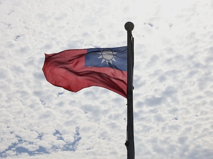 علم تايوان يرفرف في سماء مدينة تاويوان، 30 يونيو 2021 - REUTERS