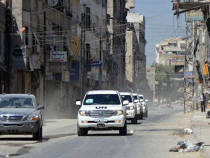 قافلة مركبات تابعة للأمم المتحدة تقل فريقاً من خبراء الأسلحة الكيماوية التابعين للأمم المتحدة يرافقها مقاتلو الجيش السوري الحر تمر عبر موقع هجوم مزعوم بالأسلحة الكيماوية في الغوطة- 28 أغسطس 2013 - REUTERS