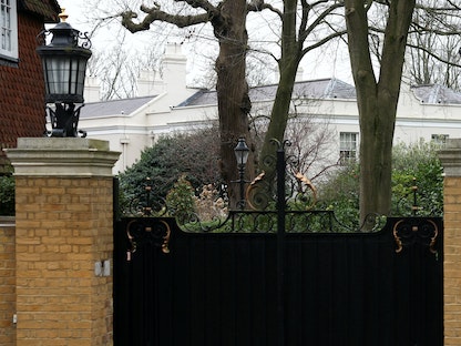 مدخل منزل "بيتشوود" المملوك للملياردير الروسي أليشير عثمانوف في لندن. 4 مارس 2022 - REUTERS