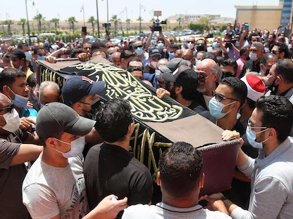 جنازة الفنان المصري سمير غانم بمسجد المشير حسين طنطاوي في القاهرة - 21 مايو 2021 - AFP