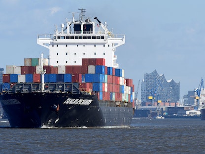 سفينة شحن تغادر ميناء هامبورج في ألمانيا - مارس 2020 - REUTERS