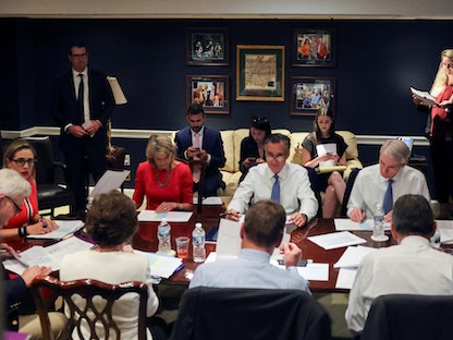أعضاء مجلس الشيوخ الأميركي من الحزبين الجمهوري والديمقراطي خلال اجتماع في الكابيتول- 8 يونيو 2021 - REUTERS