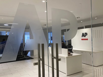 شعار وكالة "أسوشيتد برس" الإخبارية الأميركية عند مدخل المؤسسة في نيويورك بالولايات المتحدة. 13 يوليو 2023 - AP