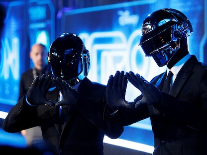 الموسيقيان بانغالتير، ودو هوميم كريستو من عضوي فرقة Daft Punk في العرض الأول لفيلم "TRON: Legacy" في هوليوود. - REUTERS