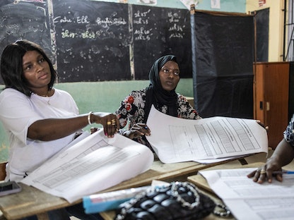 مسؤولو الانتخابات أثناء فرز الأصوات في نهاية يوم الاقتراع في حي نغور الشعبي في العاصمة السنغالية داكار. 31 يوليو 2022 - AFP