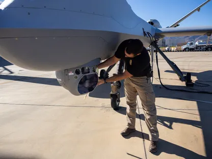 البنتاجون يستعد لاختبار نظام ليزر عالي الطاقة لإسقاط المسيرات الصغيرة