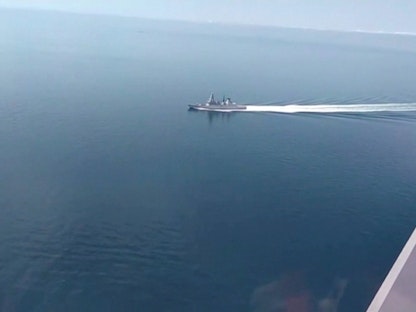 صورة نشرتها وزارة الدفاع الروسية تظهر المدمرة البريطانية في البحر الأسود، 24 يونيو 2021 - REUTERS
