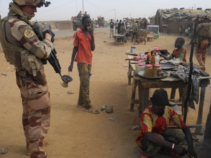 ضابط فرنسي في مهمة بارخان  بمدينة جوسي وسط مالي- 25 مارس 2019 - AFP
