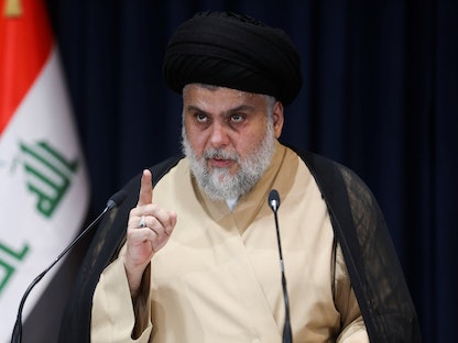 رجل الدين الشيعي مقتدى الصدر خلال مؤتمر صحافي بعد إعلان النتائج الأولية للانتخابات البرلمانية العراقية- 11 أكتوبر 2021 - REUTERS