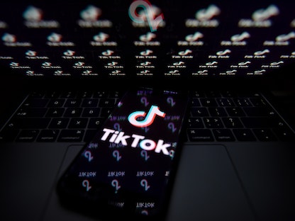 شعار تطبيق "تيك توك" على شاشة هاتف ذكي - Getty Images