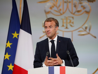 الرئيس الفرنسي إيمانويل ماكرون يلقي كلمة في قصر الإليزيه بباريس - 20 سبتمبر 2021 - REUTERS
