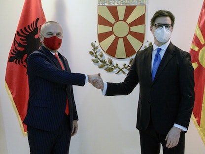 رئيس مقدونيا الشمالية ستيفو بنداروفسكي يرحب بالرئيس الألباني إلير ميتا (يسار) قبل اجتماع في مكتب الرئيس في سكوبي - 11 يناير 2022 - AFP