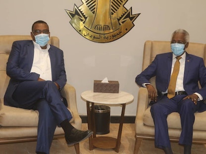 وزير شؤون مجلس الوزراء السوداني عمر مانيس يستقبل نائب رئيس الوزراء الإثيوبي دمقي مكونن في مطار الخرطوم، 22 ديسمبر 2020