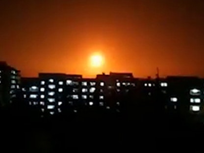 لقطة من فيديو نشرته وكالة "سانا" في 6 فبراير 2020 يظهر انفجاراً أعقب غارة جوية إسرائيلية على سوريا. - AFP - AFP