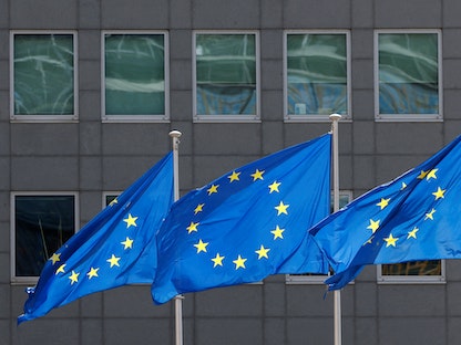 أعلام الاتحاد الأوروبي خارج مقر المفوضية الأوروبية في العاصمة البلجيكية بروكسل. - REUTERS