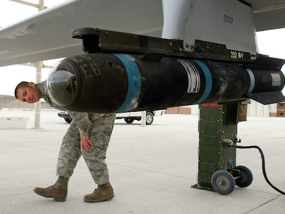 صاروخ "هيلفاير" مثبت على متن طائرة مسيرة في قاعدة عسكرية بولاية نيفادا الأميركية - 16 أبريل 2009 - AFP