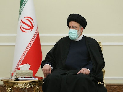 الرئيس الإيراني إبراهيم رئيسي خلال لقاء مع وزير الخارجية القطري في طهران- 27 يناير 2022 - VIA REUTERS