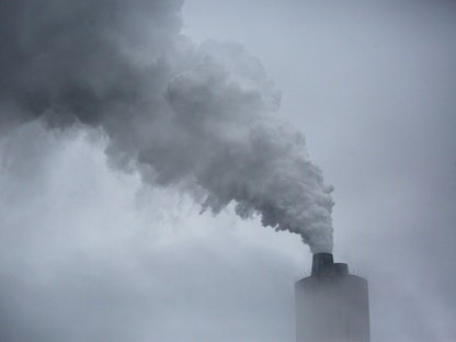 أدخنة تتصاعد من أحد المصانع في ولاية كنتاكي الأميركية - 8 نوفمبر 2019 - Bloomberg