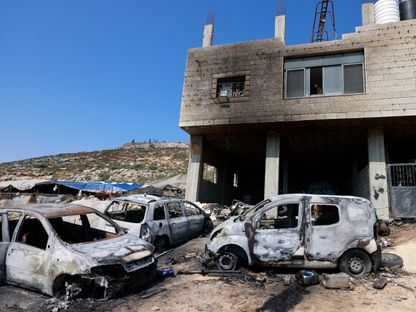 منزل وسيارات لفلسطينيين حرقوا مستوطنون في قرية المغير بالقرب من رام الله. 13 أبريل 2024 - AFP