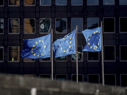 أعلام الاتحاد الأوروبي أمام مبنى المفوضية الأوروبية في بروكسل، بلجيكا - AFP